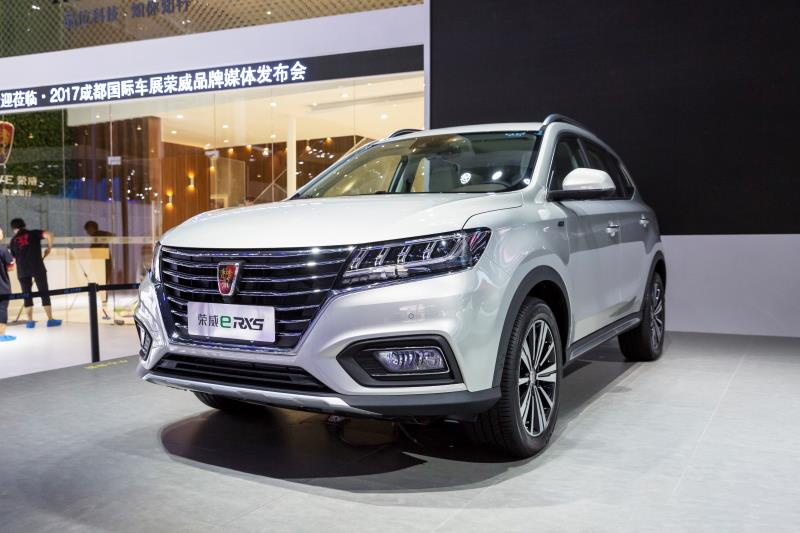 全新榮威950、榮威e950定義“高級轎車” 成都車展亮相售價16.88萬起 互聯(lián)網(wǎng)汽車上市一周年 系統(tǒng)升級帶來顛覆式進(jìn)化
