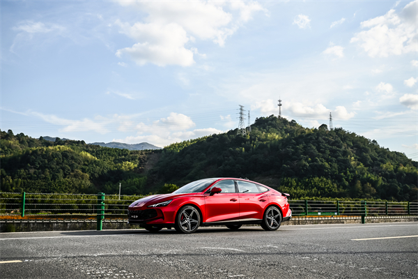 B級(jí)運(yùn)動(dòng)轎車新標(biāo)桿來(lái)了，MG7 2025款智能登場(chǎng)，限時(shí)一口價(jià)11.29萬(wàn)元起