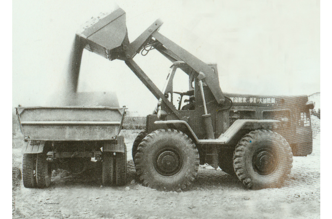1966年，柳工第一臺裝載機Z435研制成功