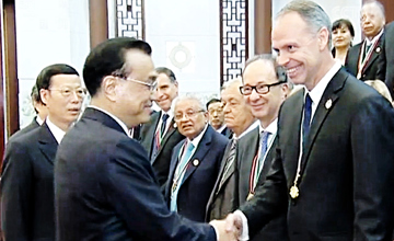 李克強(qiáng)會(huì)見(jiàn)獲“中國(guó)政府友誼獎(jiǎng)”外國(guó)專家　愛(ài)德華獲此殊榮并應(yīng)邀參加頒獎(jiǎng)典禮