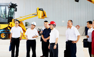 韋周凡到柳工農(nóng)機(jī)公司調(diào)研時(shí)指出　抓住重大機(jī)遇 積極開拓市場(chǎng)