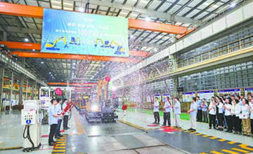 東部基地第十萬臺挖掘機(jī)成功下線