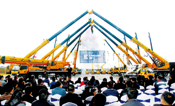 十年攀登不止 共筑共創(chuàng)共贏 安徽柳工舉辦2018年商務(wù)大會暨起重機(jī)銷售萬臺慶典儀式