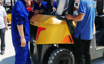 首臺(tái)C系列內(nèi)燃叉車交付東北市場(chǎng)