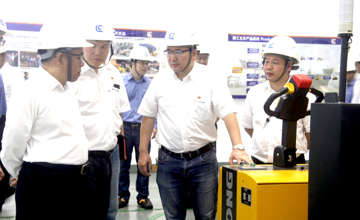 深入基層調(diào)研 解決一線問題 公司領(lǐng)導(dǎo)曾光安、黃海波到叉車公司進(jìn)行調(diào)研