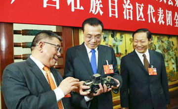 李克強(qiáng)出席第十三屆全國(guó)人大一次會(huì)議廣西代表團(tuán)分組討論 曾光安書(shū)記向李克強(qiáng)總理匯報(bào)工作