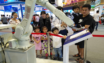 柳工機(jī)器人首次亮相自治區(qū)科技會(huì)展