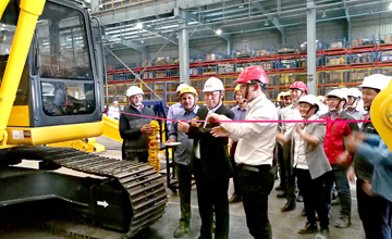 柳工機(jī)械加快海外本地化制造步伐　柳工印度工廠第一臺(tái)本地化挖掘機(jī)下線