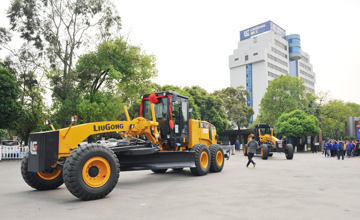 柳工機(jī)械助力“一帶一路”建設(shè) 公司出口哈薩克斯坦22臺設(shè)備隆重發(fā)車