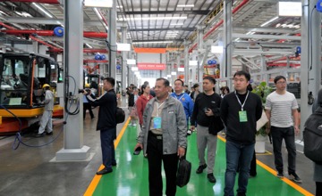 70+中外媒體記者齊聚 | 2025“東盟伙伴”媒體合作周聯(lián)合采訪團(tuán)走進(jìn)柳工挖掘機(jī)智慧工廠