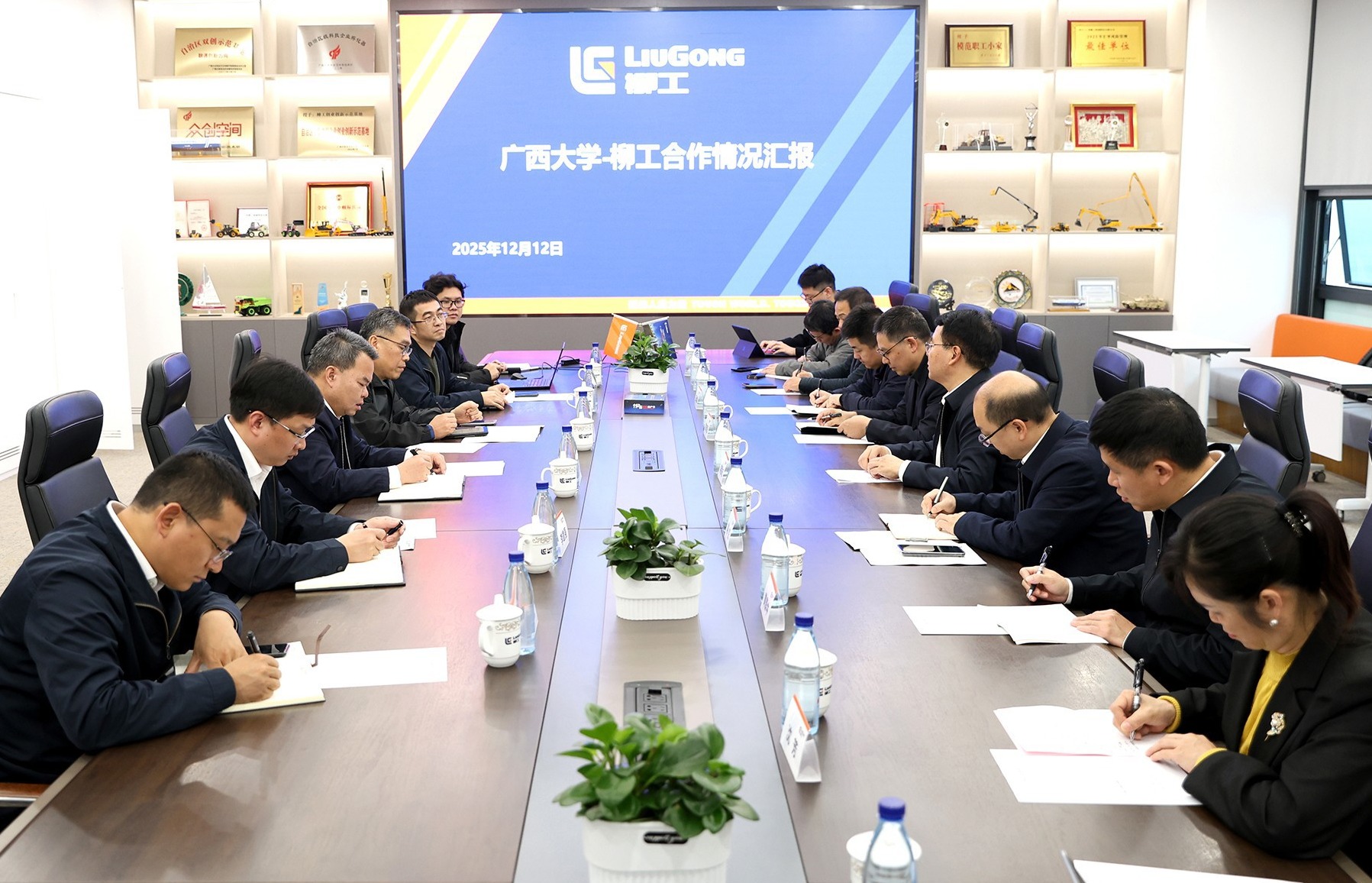 鄭津會見廣西大學(xué)黨委書記李國忠