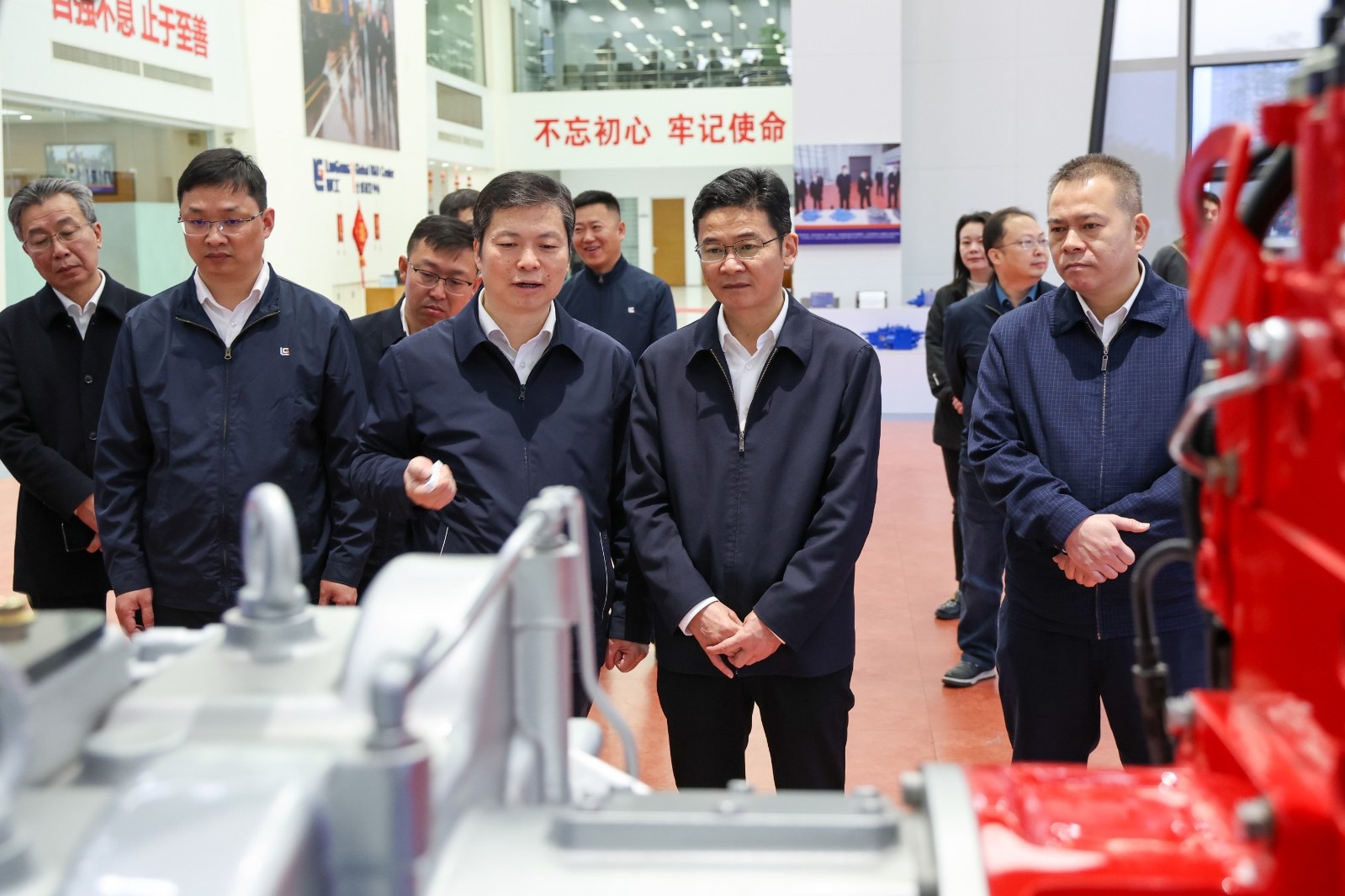 自治區副主席曹志強調研柳工：以科技創新引領產業創新 加快打造現代化支柱產業